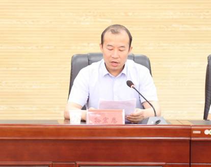 图片包含 人员, 就坐, 男士, 餐桌描述已自动生成